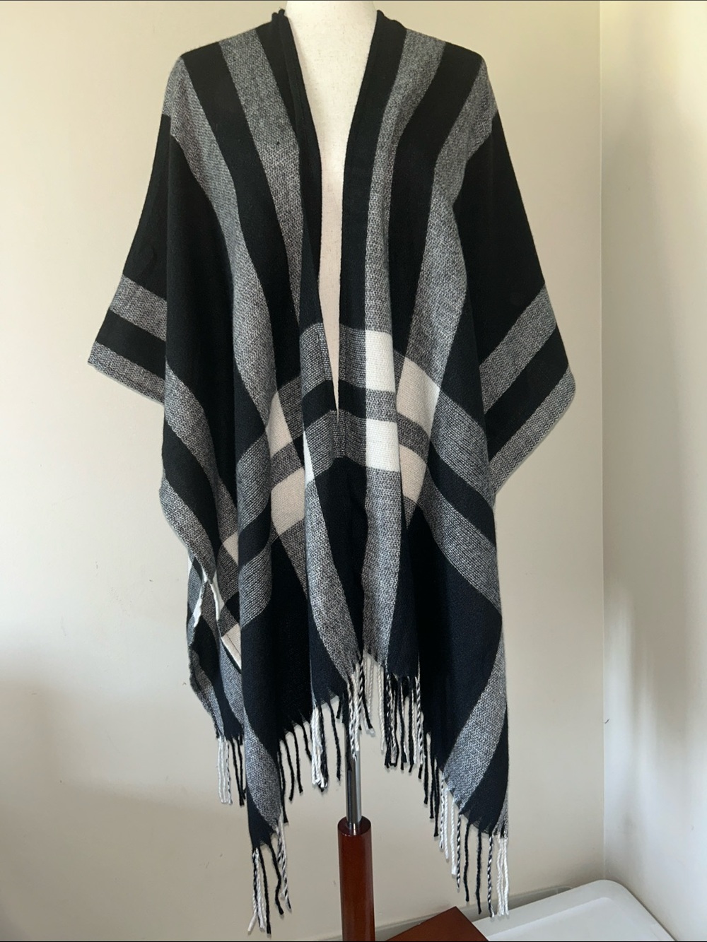 Three Dot Black & Gray Plaid Fringe Knit Poncho Shawl Cashmere Wool Blend OS